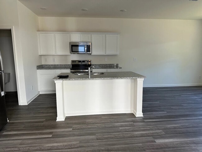 Foto del edificio - Room in Townhome on Elowen Ln