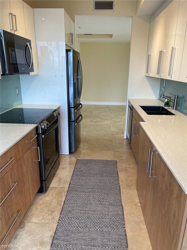 Foto del edificio - 2 br, 2 bath Condo - 3232 Coral Way Apt 709