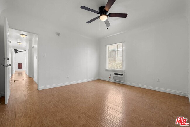 Foto del edificio - 1283 W 36th St