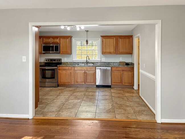 Foto del edificio - Inviting Chesterfield Home with Private Fenced Yard & Screened Porch