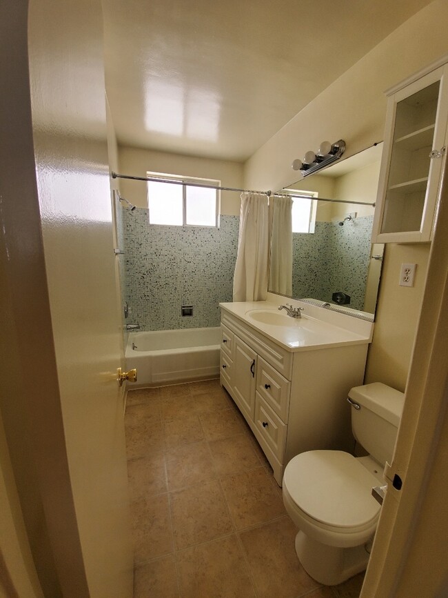 Building Photo - 4477 Colbath Ave