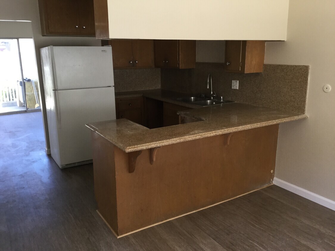 kitchen - 2758 Orange Ave