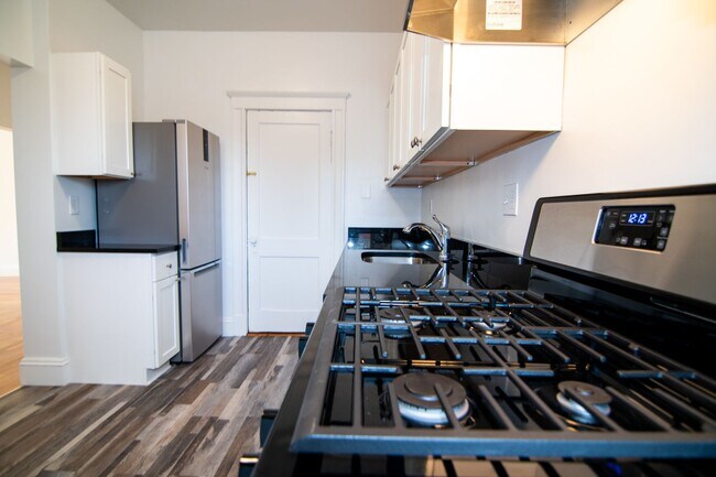 Foto del edificio - Renovated 2BR apartment with balcony, heat inc. on Brookilne/Allston line!