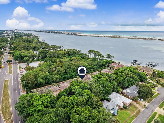 Building Photo - 490 Soundview Ct