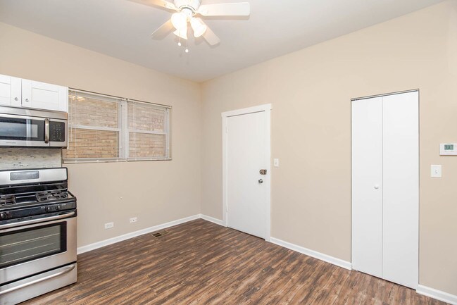 Foto del edificio - 2445 N Clybourn Ave