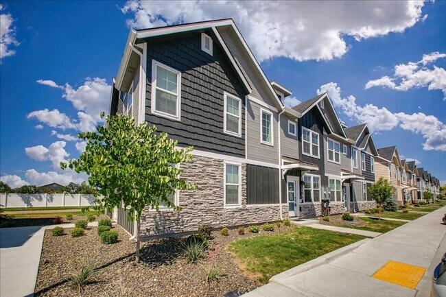 Building Photo - Cute Townhome in SW Boise