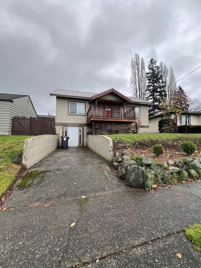 Building Photo - Large Single Family Home With Shared Yard