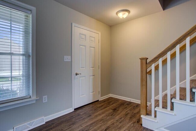 Building Photo - 2416 Rob Dr