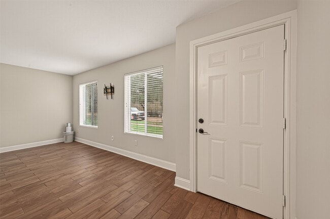 Building Photo - 754 Memorial Mews St