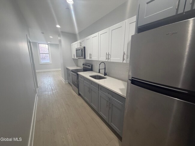 Building Photo - 5 Broadway