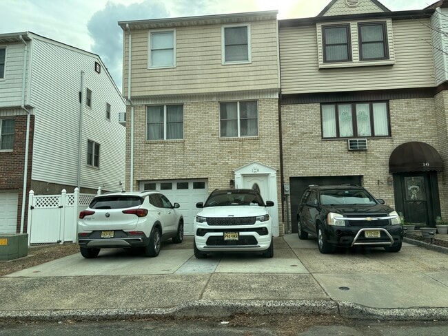 Photo - 18 Columbus Dr House