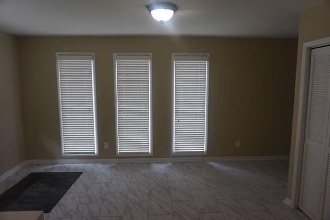 Building Photo - 1403 Stephens Dr NE