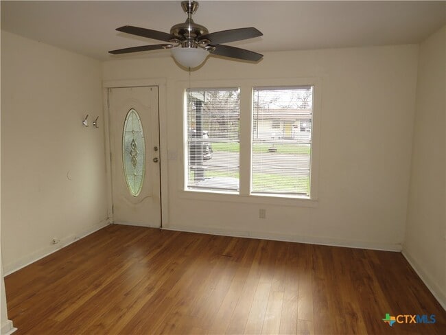 Foto del edificio - 406 W Ave E