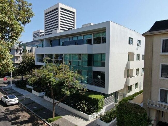 Building Photo - 1545 Bentley Avenue,