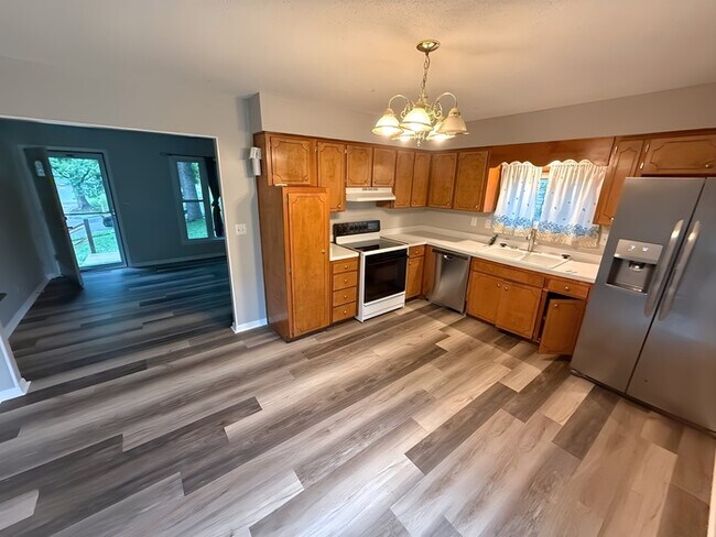 Foto del edificio - Charming 3-Bed 1.5 Bath Raised Ranch with ...
