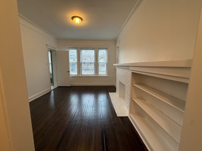 Building Photo - Rogers Park 2 Bed 1 Bath/ Dog Friendly / First Floor Unit