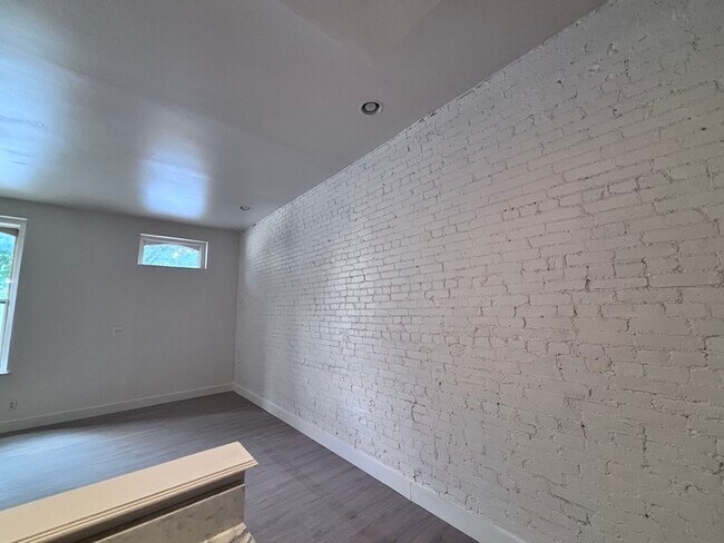 Foto del edificio - 1704 S Tucker Blvd