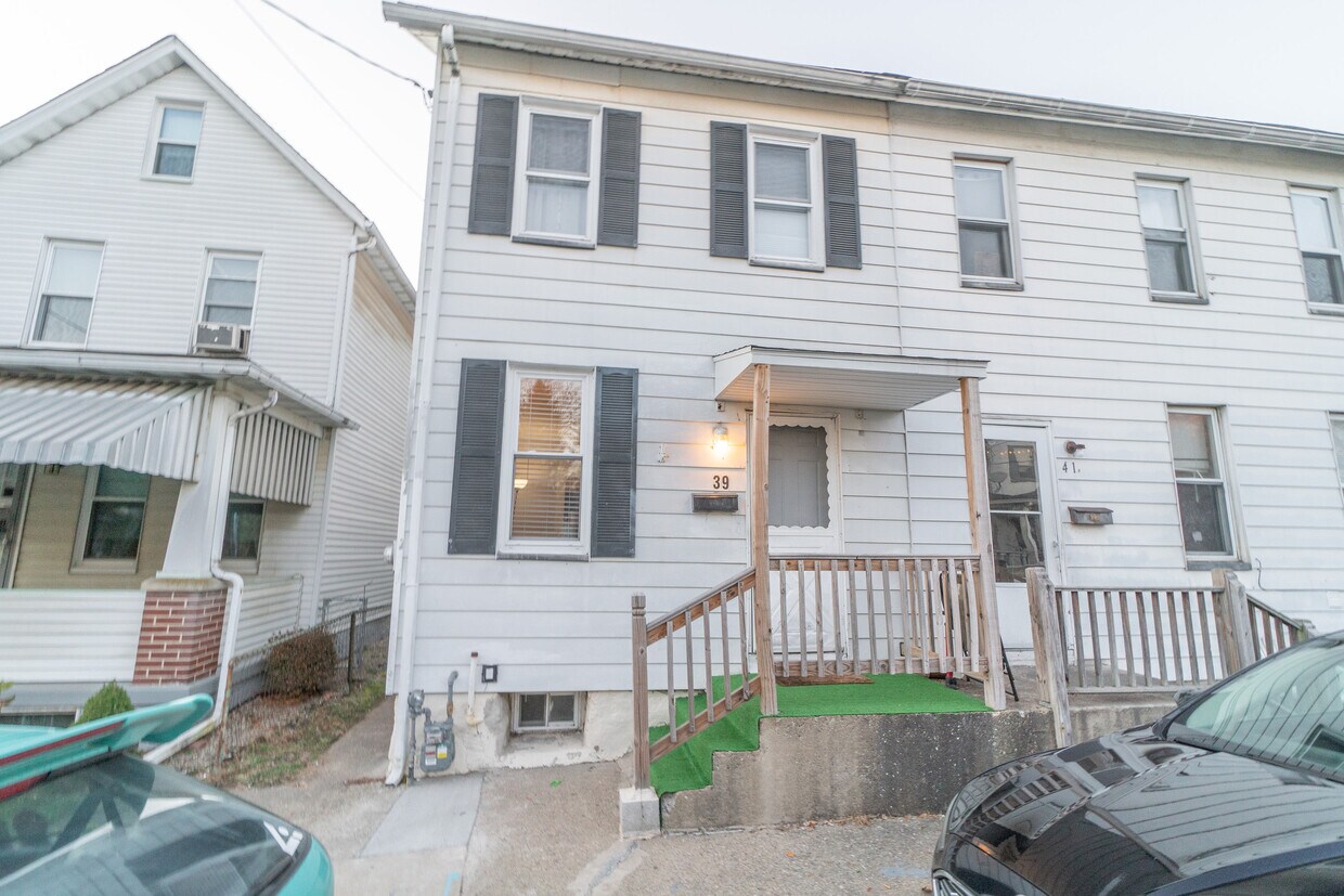 Primary Photo - Pet friendly whole house. Parking Office C...