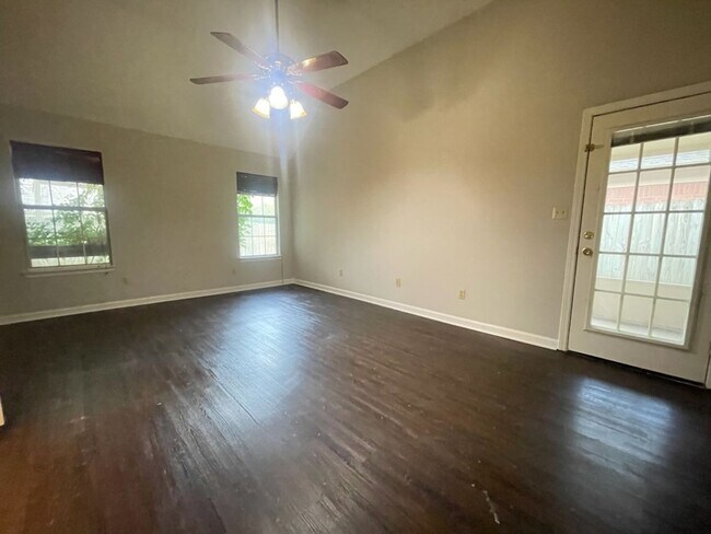 Foto del edificio - 5884 Alexandria Ln