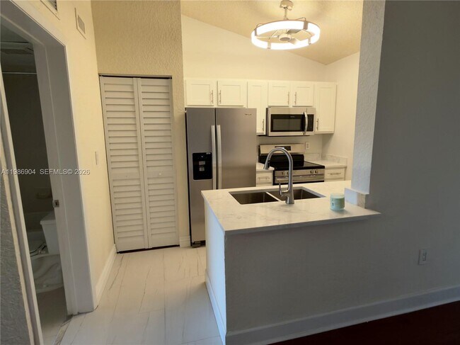 Foto del edificio - 2851 N Oakland Forest Dr