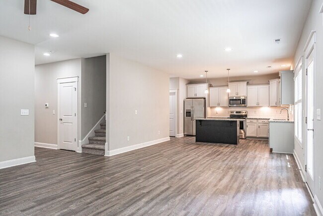 Building Photo - 643 Lilac Ln
