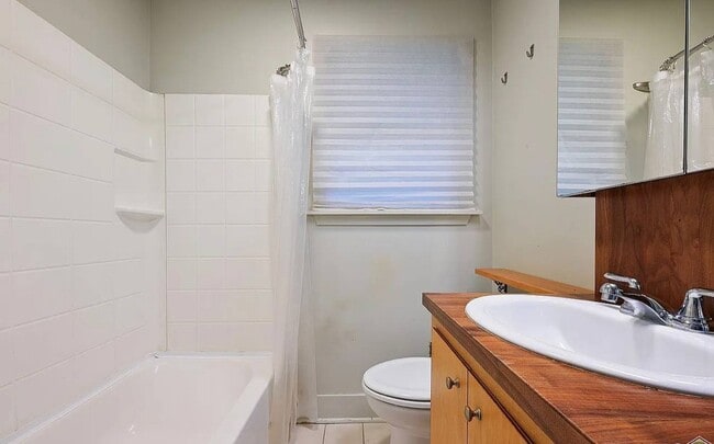Building Photo - 10963 Lovett Rd