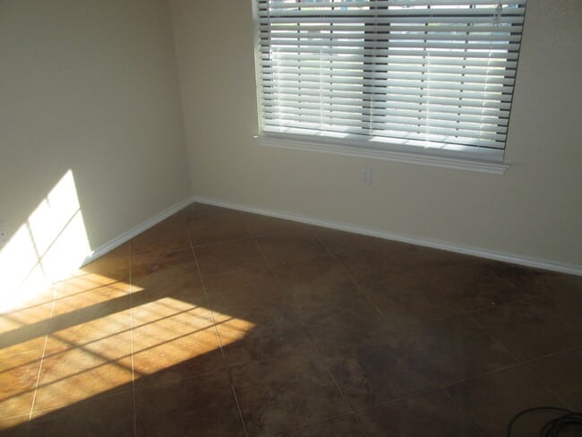 Building Photo - 912 Carla Kay Dr