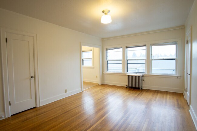 Foto del edificio - Adorable Studio w/Hardwoods, Built-ins + Close to TJ's!