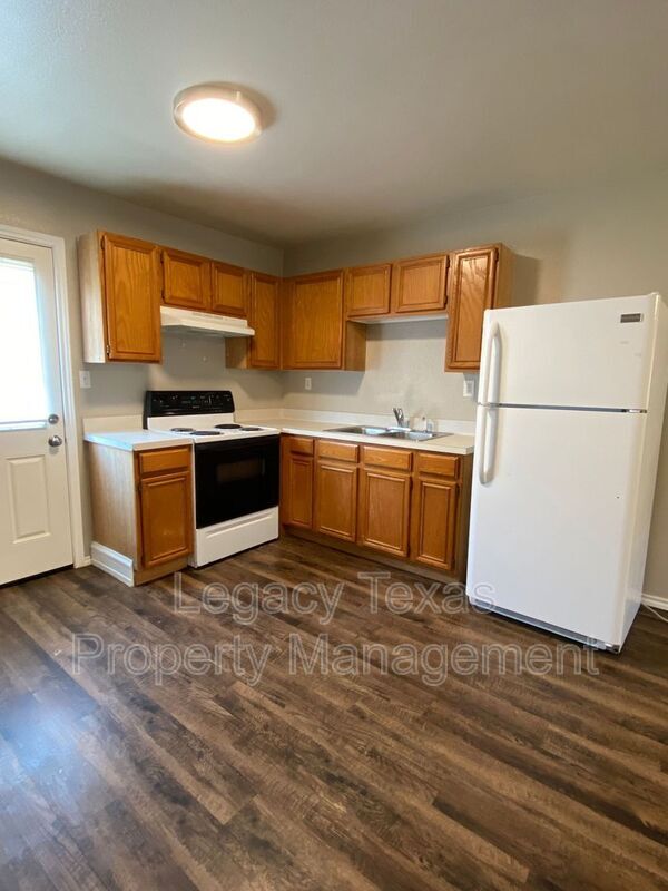 Building Photo - 705 Miracle Ln