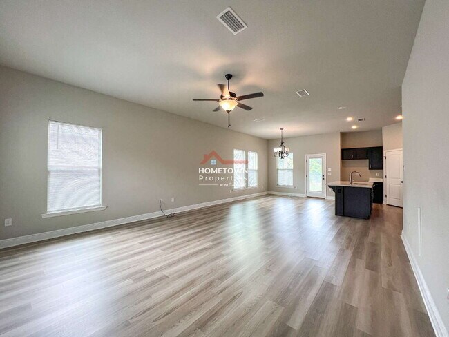 Foto del edificio - Beautiful 3 bedroom home centrally located...