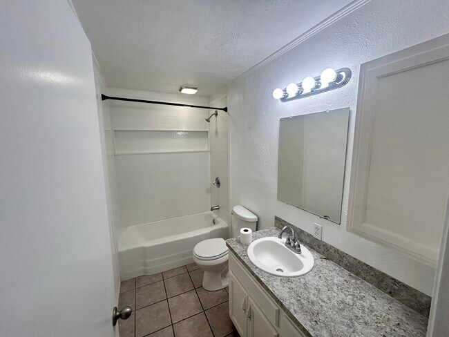 Building Photo - 912 Circle Dr