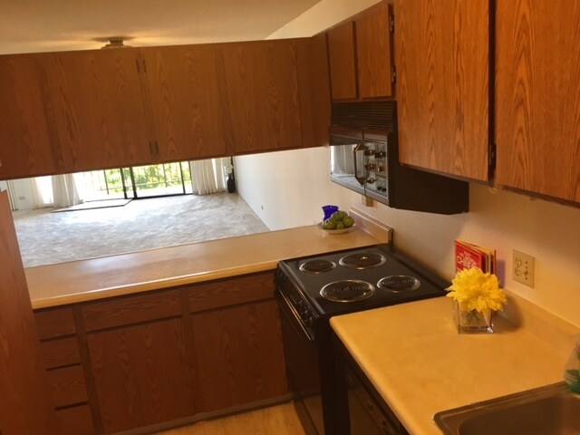 Kitchen with pass through - 98-351 Koauka Loop