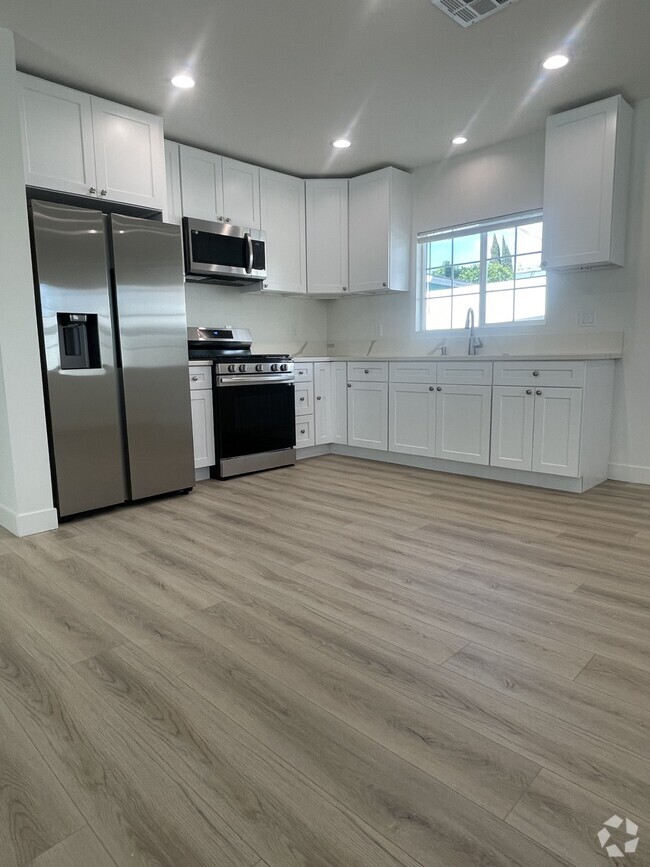 Building Photo - 8142 Redbush Ln