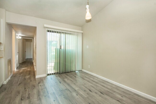 Foto del edificio - 7062 Pineberry Rd