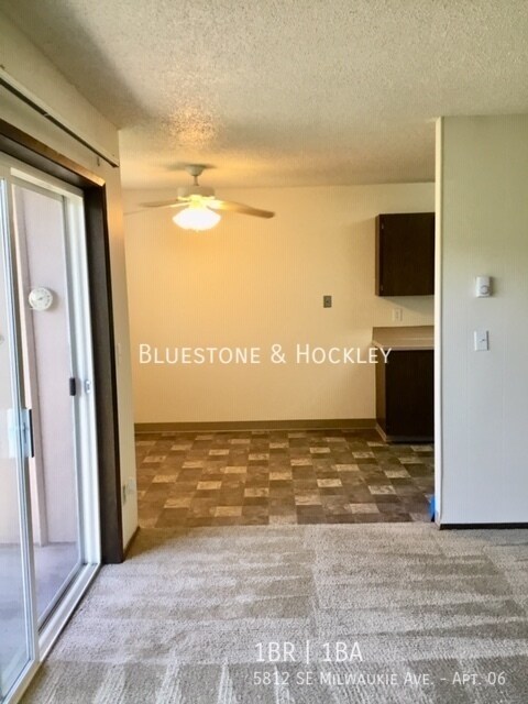 Building Photo - 5812 SE Milwaukie Ave