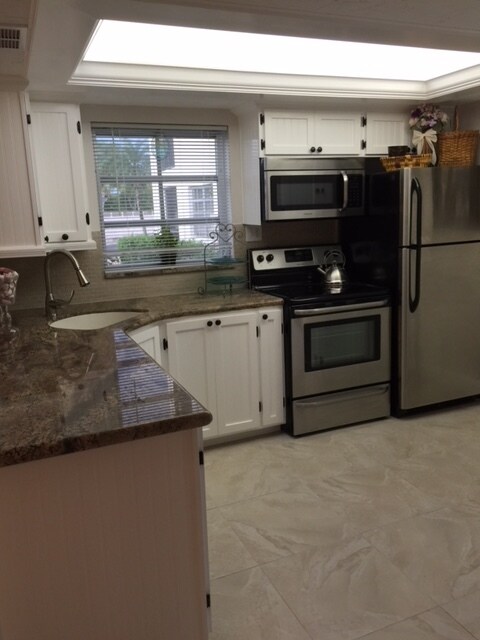 Building Photo - 5 High Point Cir W