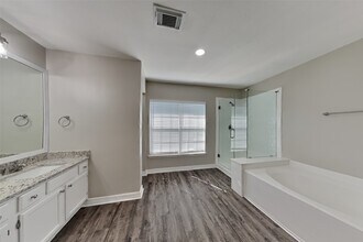 Building Photo - 9919 Villa Verde Dr
