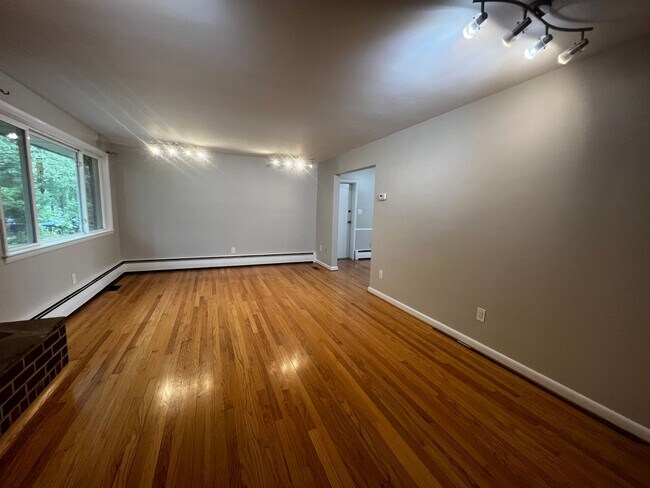 Building Photo - Charming 3 BR/2 BA Single-Family Home in E...