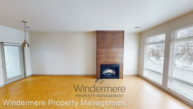 Building Photo - 2 br, 1.5 bath House - 251 W Sumach St
