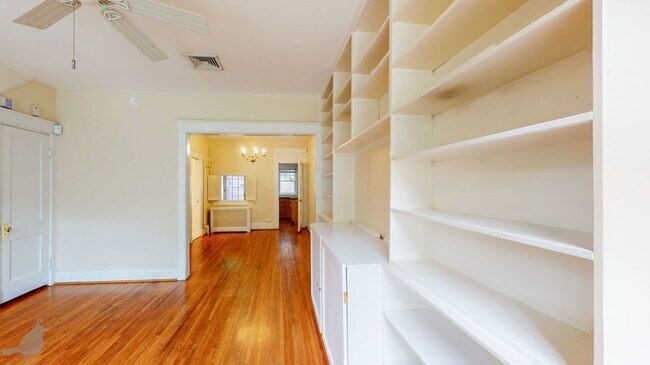 Building Photo - Bright & Beautiful 2 Bedroom + Den in Glov...