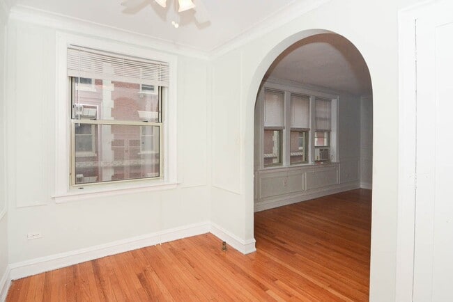 Building Photo - 547 W Surf St