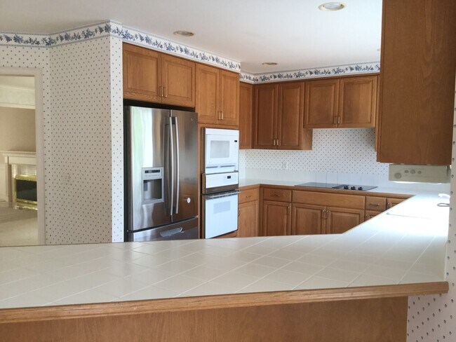 Foto del edificio - RARE OPPORTUNITY - 4 beds and 2.5 bath in ...