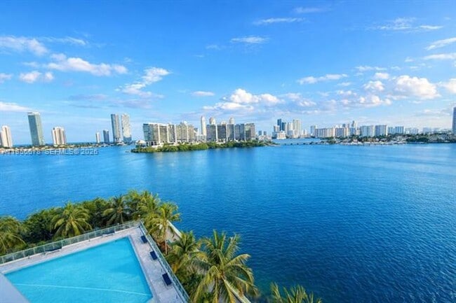 Foto del edificio - 3300 NE 188th St