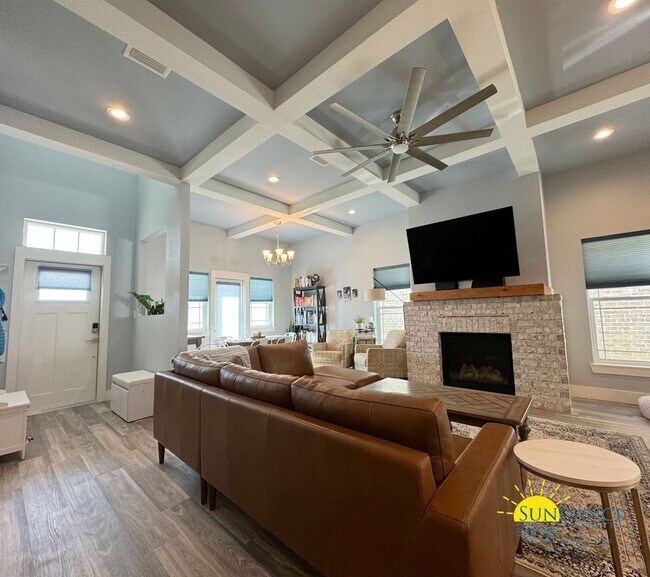 Building Photo - Stunning Custom Home in Prime Location wit...