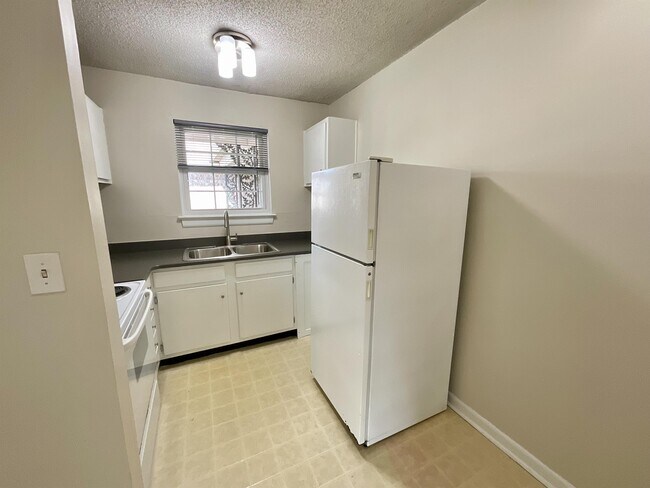 Building Photo - 867 Colony Dr