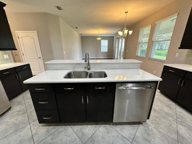 Foto del edificio - 4941 Maple Park St