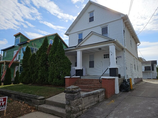 Building Photo - 701a 13th Ave