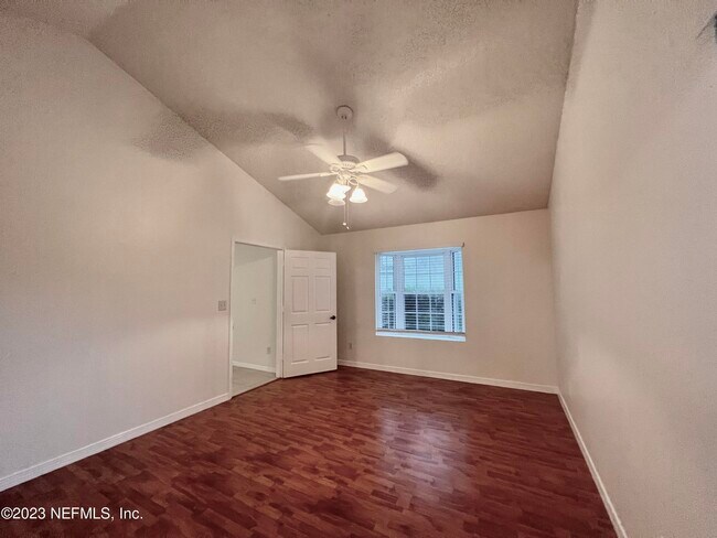 Foto del edificio - 108 N Lake Cir