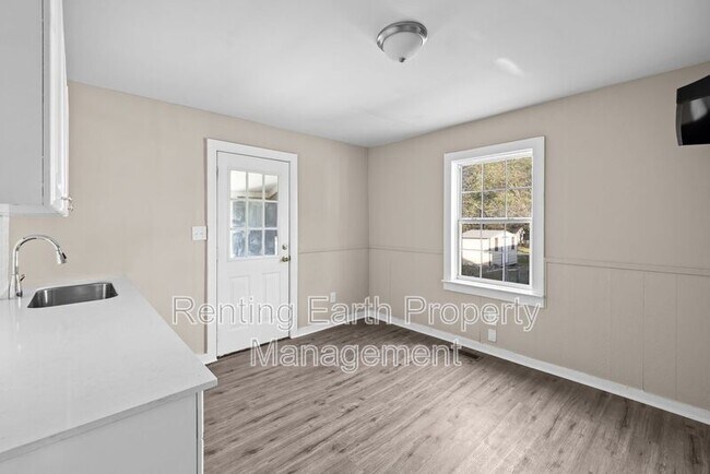 Building Photo - 2423 Circle Dr