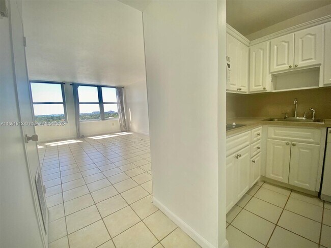 Building Photo - 2899 Collins Ave